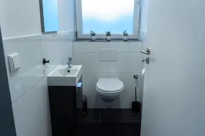 Ein Badezimmer in der Unterkunft Moderne Ferienwohnung in Gelsenkirchen-Schalke für 1 bis 7 Personen mit Terrasse, ideal für Gruppen & Stadionbesuche