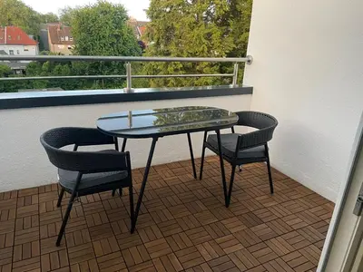 Ein Balkon oder eine Terrasse in der Unterkunft Moderne Ferienwohnung in Gelsenkirchen-Schalke für 1 bis 7 Personen mit Terrasse, ideal für Gruppen & Stadionbesuche