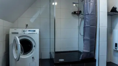 Ein Badezimmer in der Unterkunft Moderne Ferienwohnung in Gelsenkirchen-Schalke für 1 bis 7 Personen mit Terrasse, ideal für Gruppen & Stadionbesuche