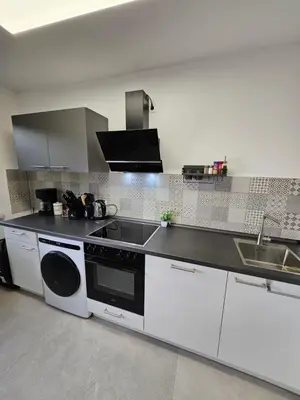 Küche/Küchenzeile in der Unterkunft Modern Homes - Voll ausgestatte Wohnung - Balkon - Hotelbetten - 4K TV - WLAN