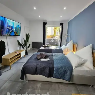 Modern Homes - Voll ausgestatte Wohnung - Balkon - Hotelbetten - 4K TV - WLAN