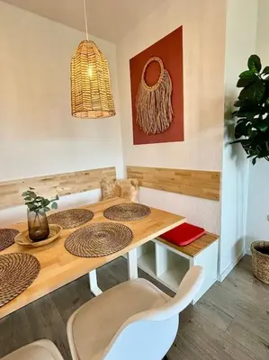 Ein Sitzbereich in der Unterkunft SuperSuite Boho 2Bdr Apartment Balkon Aufzug
