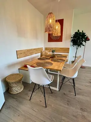 Ein Sitzbereich in der Unterkunft SuperSuite Boho 2Bdr Apartment Balkon Aufzug