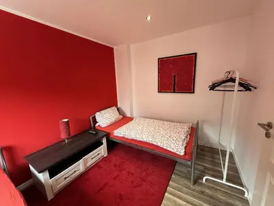 Ein Bett oder Betten in einem Zimmer der Unterkunft Ganzes Monteurhaus mit 4 Schlafzimmern für bis zu 8 Gäste