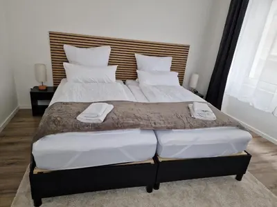 Ein Bett oder Betten in einem Zimmer der Unterkunft stayVision LS1 Wohnung 1 - 2 Schlafzimmer - 6 Gäste - top WLAN