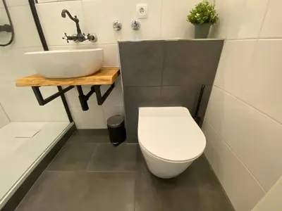 Ein Badezimmer in der Unterkunft Blaue Lagune 2,5 Zimmer Balkon smartTV Küche WiFi
