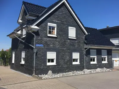 Das Gebäude in dem sich das Ferienhaus befindet
