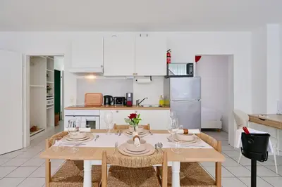 Küche/Küchenzeile in der Unterkunft Romantic and Elegant 2-room apartment Wuppertal City Center Love Suite