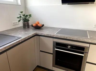Küche/Küchenzeile in der Unterkunft Airport-Messe Luxuswohnung, circa 10 Minuten entfernt 4
