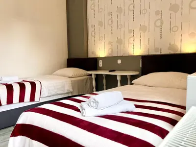 Ein Bett oder Betten in einem Zimmer der Unterkunft London Suite für 4 mit Küche und WIFI