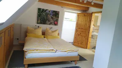 Ein Bett oder Betten in einem Zimmer der Unterkunft Ferienwohnung Exoten-Paradies im Garten Seggewiß - Tierfreie Nichtraucherwohnung in Raesfeld, Kreis Borken