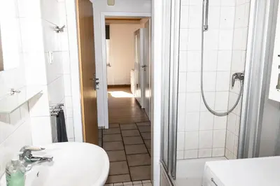 Ein Badezimmer in der Unterkunft CosyHomes24 - Centrally with balcony and parking space - GE09a