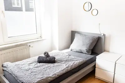 Ein Bett oder Betten in einem Zimmer der Unterkunft CosyHomes24 - Centrally with parking space and balcony - GE09b