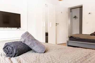 Ein Bett oder Betten in einem Zimmer der Unterkunft CosyHomes24 - Centrally with parking space and balcony - GE09b
