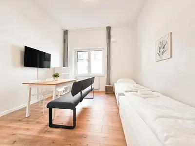 TV/Unterhaltungsangebot in der Unterkunft Tolstov Apartments - 2 Zimmer Wohnung mit Terrasse - 25 Min Messe DUS