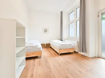 Ein Bett oder Betten in einem Zimmer der Unterkunft Tolstov Apartments - 2 Zimmer Wohnung mit Terrasse - 25 Min Messe DUS