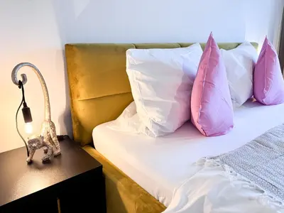 Ein Bett oder Betten in einem Zimmer der Unterkunft ThinkPink! Apartment im Herzen Dortmunds