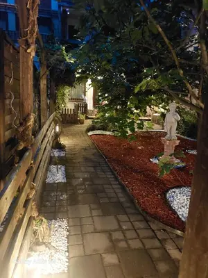 Ein Garten an der Unterkunft Atelier le Camp