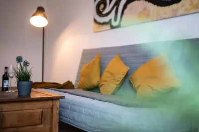 Ein Bett oder Betten in einem Zimmer der Unterkunft Modernes Kunst-Apartment