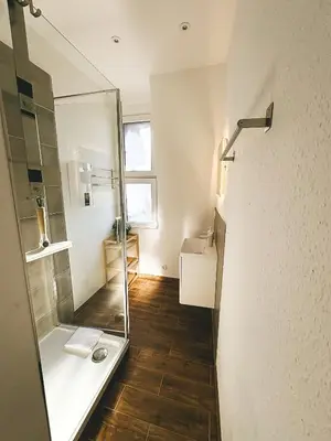 Ein Badezimmer in der Unterkunft NEU Life&Work 2-4-Betten mit Stehschreibtisch am Uni-Klinikum