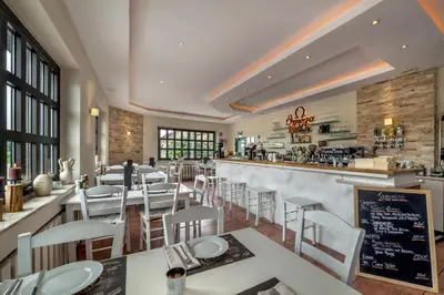 Ein Restaurant oder anderes Speiselokal in der Unterkunft Hotel Omega