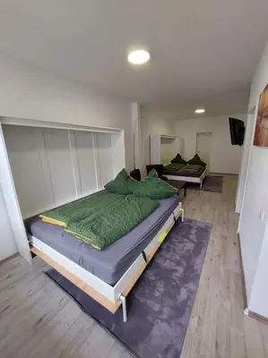Ein Bett oder Betten in einem Zimmer der Unterkunft Schöne helle 50qm Suite mit großer Küche