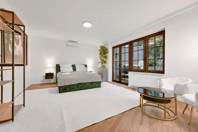 Ein Bett oder Betten in einem Zimmer der Unterkunft Stilvolle Apartments mit Kamin - Schlossblick und großer Terrasse 2-4 Zimmer 50-140qm - nahe A1 und Schloss Burg - Köln