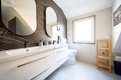 Ein Badezimmer in der Unterkunft Stilvolle Apartments mit Kamin - Schlossblick und großer Terrasse 2-4 Zimmer 50-140qm - nahe A1 und Schloss Burg - Köln