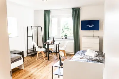 Ein Bett oder Betten in einem Zimmer der Unterkunft CosyHomes24 - Centrally with balcony - HA02