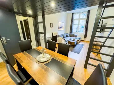 Ein Sitzbereich in der Unterkunft #112 Moderne Altstadt Wohnung im Herzen von Remscheid-Lennep