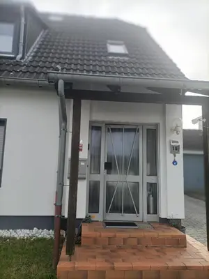 Das Gebäude in dem sich das Ferienhaus befindet