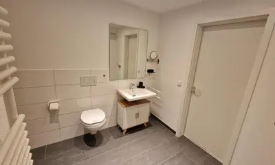 Ein Badezimmer in der Unterkunft Moderne, barrierefreie Wohnung im Herzen der Stadt mit Parkplatz, WLAN und TV - Marta