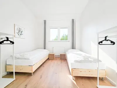 Ein Bett oder Betten in einem Zimmer der Unterkunft Tolstov Apartments - 6 Zimmer Wohnungen - 15 Min zur Messe DUS