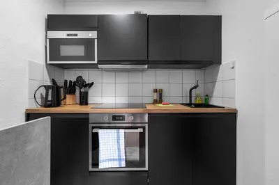 Küche/Küchenzeile in der Unterkunft Design Luxus, Vollausstattung, 2 min Hbf Duisburg, beste Betten, 2 55