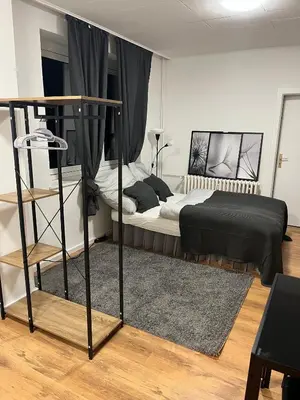 Ein Bett oder Betten in einem Zimmer der Unterkunft Erdgeschosswohnung nahe DU HBF