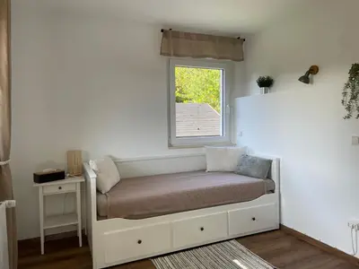 Ein Bett oder Betten in einem Zimmer der Unterkunft Gemütliche Gästewohnung, zentral, mit Blick in die Natur