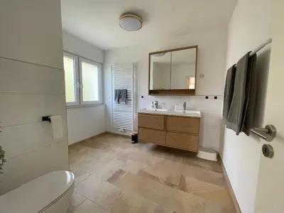 Ein Badezimmer in der Unterkunft Gemütliche Gästewohnung, zentral, mit Blick in die Natur