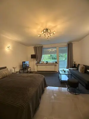 Ein Bett oder Betten in einem Zimmer der Unterkunft Zentrale ,moderne und stilvolle Wohnung nähe Klinik und Messe