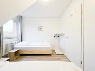 Ein Bett oder Betten in einem Zimmer der Unterkunft Tolstov Apartments - 3 Room Apartments - 25 min Messe DUS