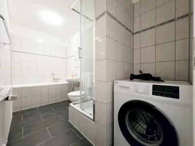 Ein Badezimmer in der Unterkunft Tolstov Apartments - 3 Room Apartments - 25 min Messe DUS