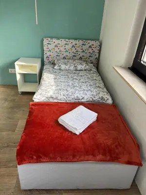 Ein Bett oder Betten in einem Zimmer der Unterkunft Amazing entire Apartment, U79&S1, Messe, Airport, Hbf, 6-Seen-Platte