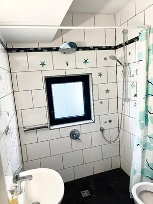 Ein Badezimmer in der Unterkunft Amazing entire Apartment, U79&S1, Messe, Airport, Hbf, 6-Seen-Platte