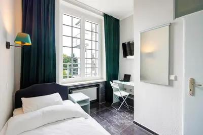 Ein Bett oder Betten in einem Zimmer der Unterkunft Hotelzimmer in Düsseldorf 16 Hotel Heidelberger Hof
