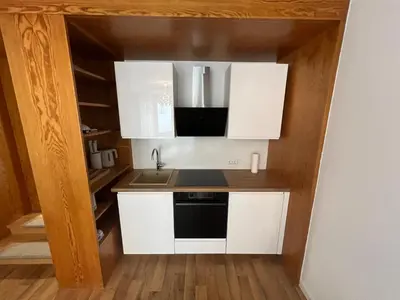 Küche/Küchenzeile in der Unterkunft Messenahe Moderne Zwei-Zimmer-Wohnung 42qm