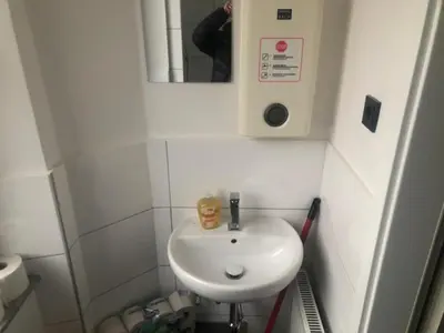 Ein Badezimmer in der Unterkunft ENSAS Ferienwohnung Wuppertal Uellendahl-Katernberg 2Zi Apart