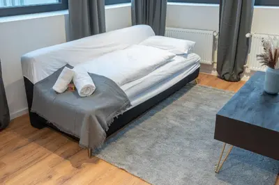Ein Bett oder Betten in einem Zimmer der Unterkunft Modern, komplett saniert, in zentraler Citylage beim Kennedyplatz, voll ausgestatte Küche, offener Wohn- und Essbereich, helle Räume