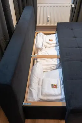 Ein Bett oder Betten in einem Zimmer der Unterkunft Modern, komplett saniert, in zentraler Citylage beim Kennedyplatz, voll ausgestatte Küche, offener Wohn- und Essbereich, helle Räume