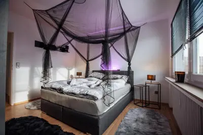 Ein Bett oder Betten in einem Zimmer der Unterkunft bold & black - balcony - Netflix - Wifi - 5 Person