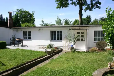 Ein Garten an der Unterkunft Atrium