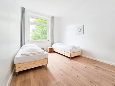 Ein Bett oder Betten in einem Zimmer der Unterkunft Tolstov Apartments - 3 Room Apartments - 30 Min Messe DUS